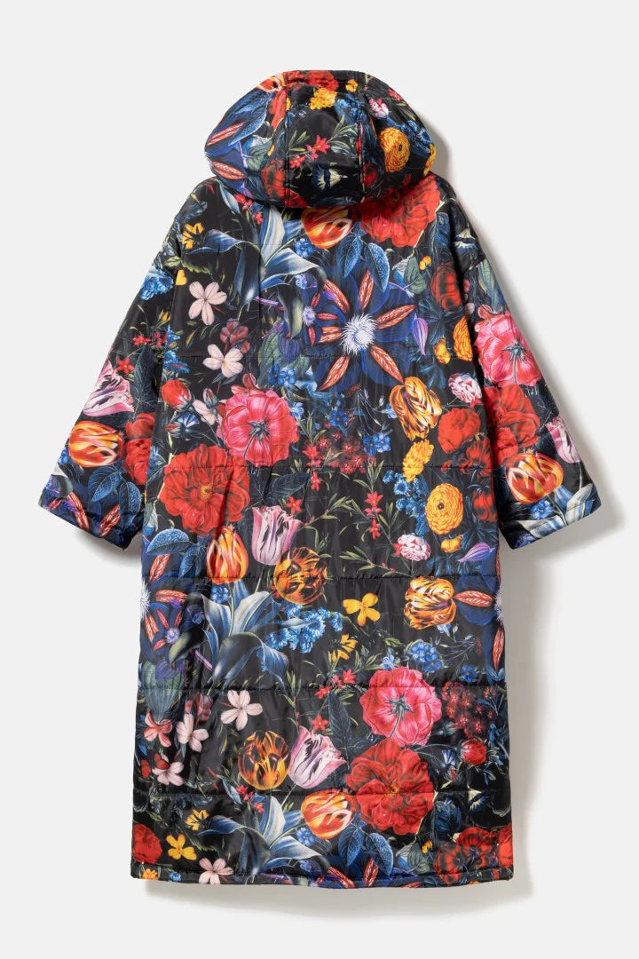 Sittingsuit, the wearable blanket, Black Flora
