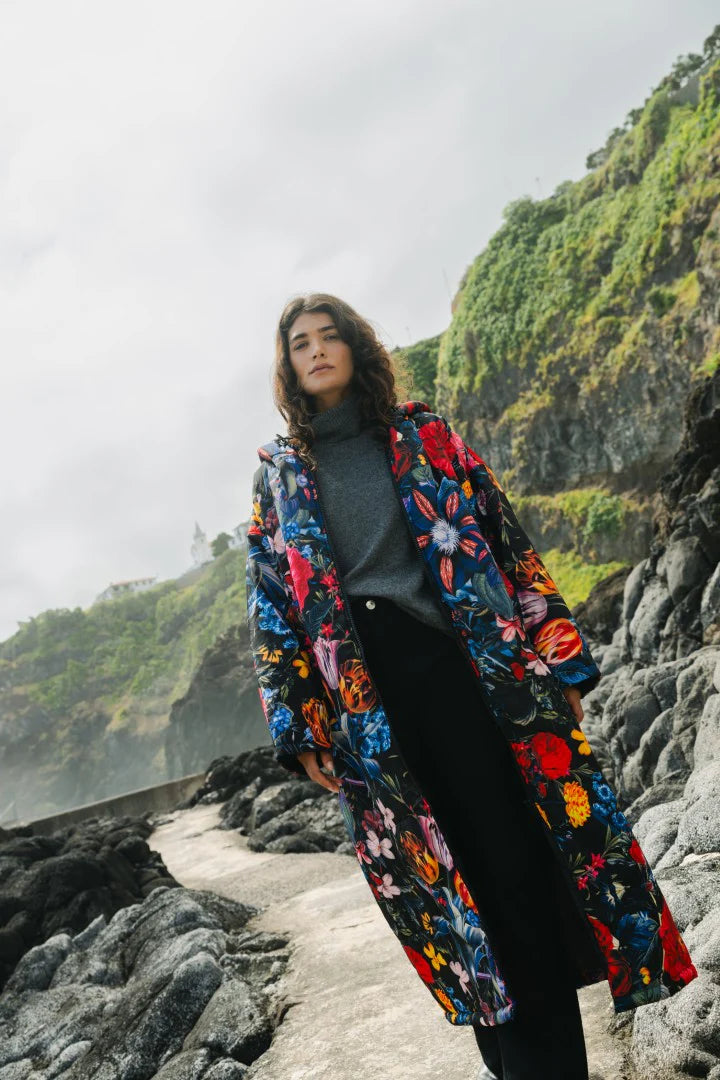 Sittingsuit, the wearable blanket, Black Flora
