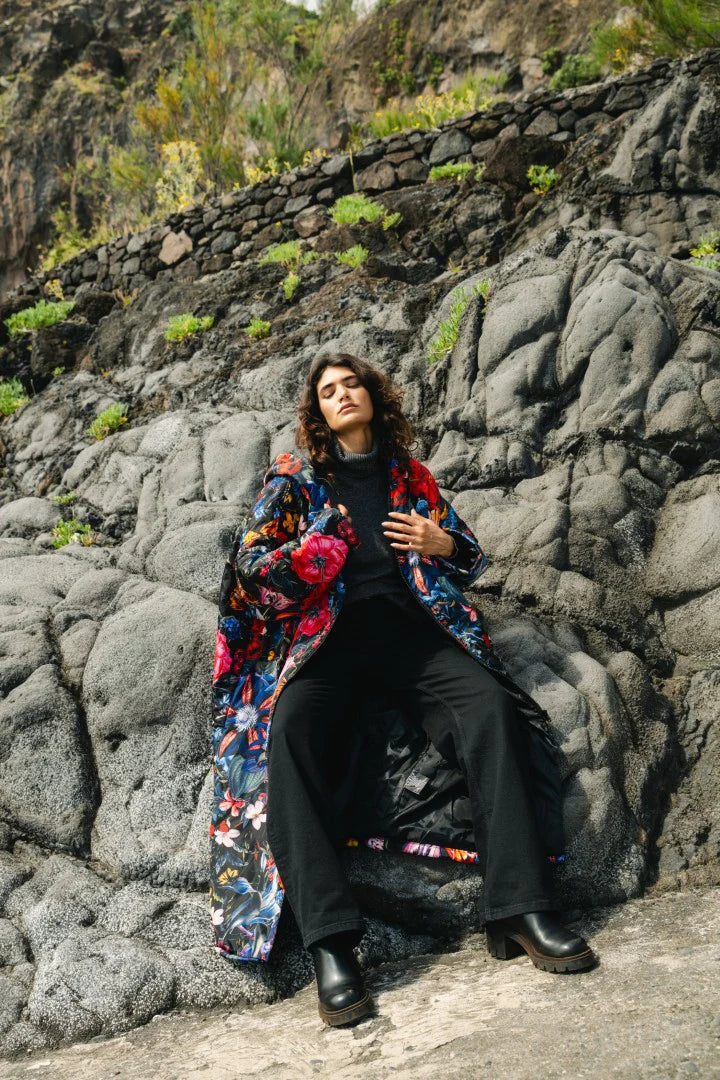 Sittingsuit, the wearable blanket, Black Flora