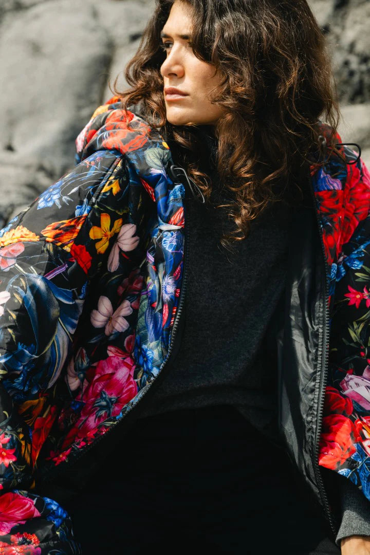 Sittingsuit, the wearable blanket, Black Flora