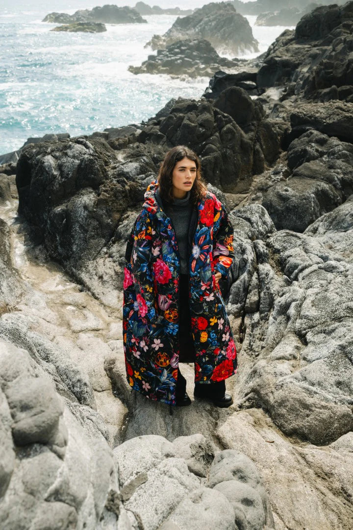 Sittingsuit, the wearable blanket, Black Flora
