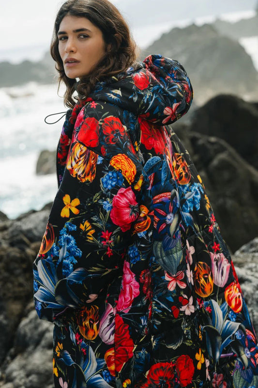 Sittingsuit, the wearable blanket, Black Flora